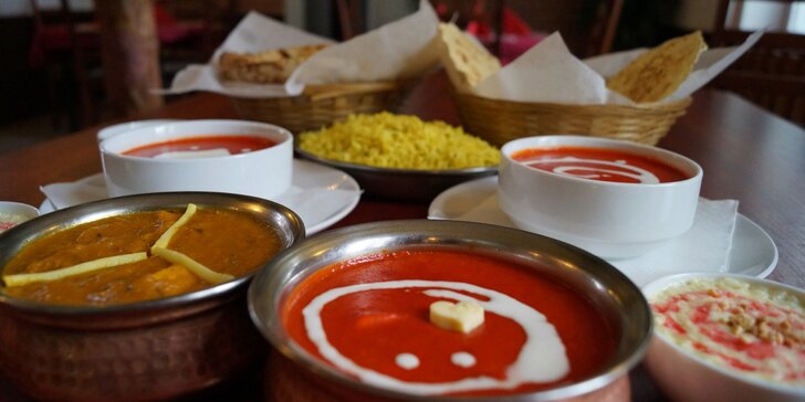 Indické menu pro 2 osoby: předkrm, polévka, 2 jídla s kuřecím masem i dezert