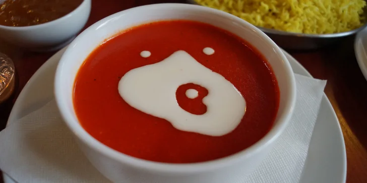 Indické menu pro 2 osoby: předkrm, polévka, 2 jídla s kuřecím masem i dezert