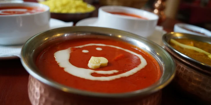 Indické menu pro 2 osoby: předkrm, polévka, 2 jídla s kuřecím masem i dezert