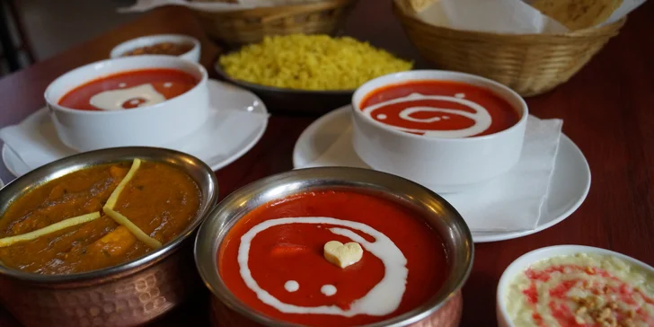 Indické menu pro 2 osoby: předkrm, polévka, 2 jídla s kuřecím masem i dezert