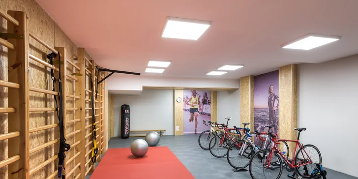 Fitness můžete využívat také neomezeně a půjčit si můžete i nordic walking hole zdarma.
