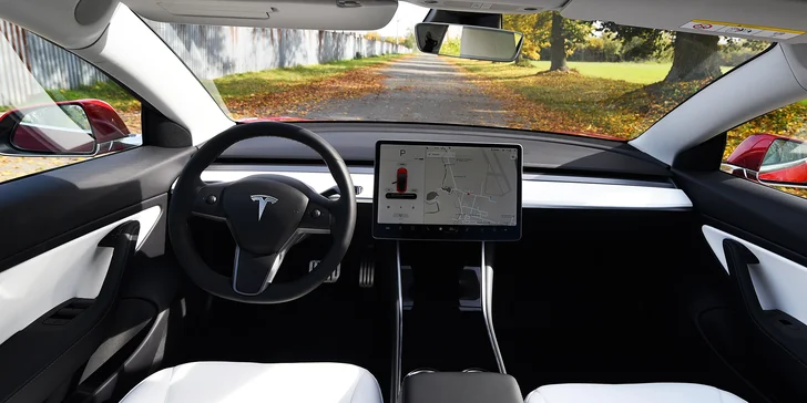 Projeďte se ve voze Tesla Model 3 Performance, které se pyšní zrychlením z 0 na 100 km/hod. za 3,0 s, max. rychlostí 261 km/hod. a výkonem 455 koní.