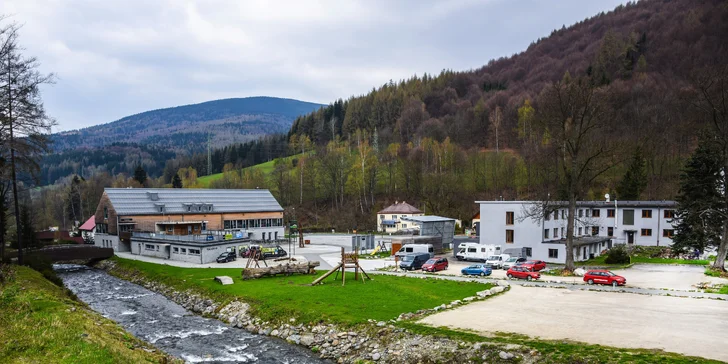 bydlet budete přímo pod lanovkami, v areálu s atrakcemi a u lanovky.