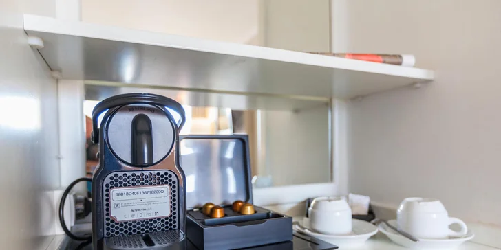 Pokoje Deluxe navíc nabízejí kávovar Nespresso. 