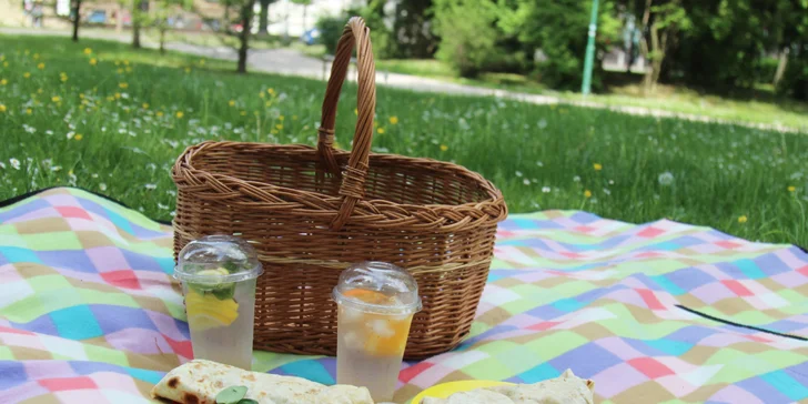 Piknik: sandwiche, saláty, grilovaný kuřecí gyros, víno i domácí limonády