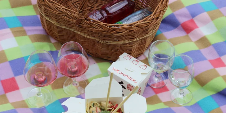 Piknik: sandwiche, saláty, grilovaný kuřecí gyros, víno i domácí limonády