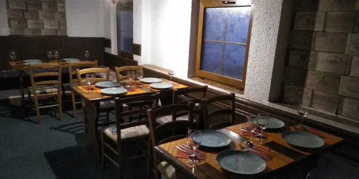 Indické menu pro 2 osoby: předkrm, polévka, 2 jídla s kuřecím masem i dezert