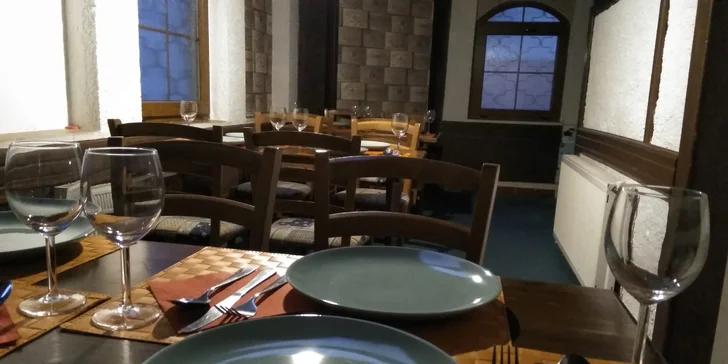 Indické menu pro 2 osoby: předkrm, polévka, 2 jídla s kuřecím masem i dezert