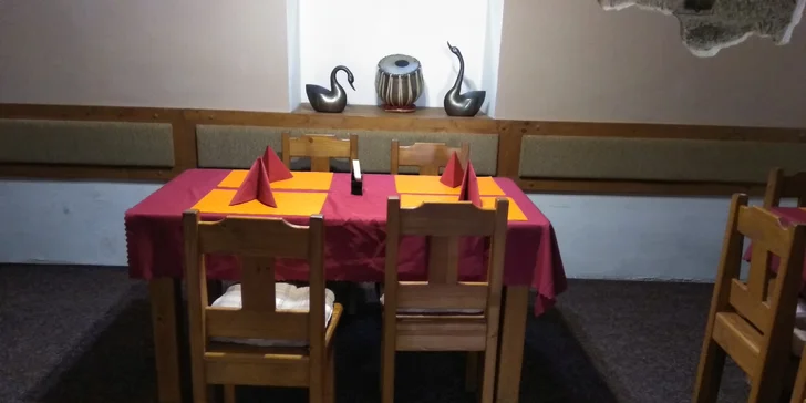 Indické menu pro 2 osoby: předkrm, polévka, 2 jídla s kuřecím masem i dezert