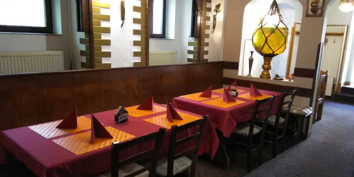 Indické menu pro 2 osoby: předkrm, polévka, 2 jídla s kuřecím masem i dezert