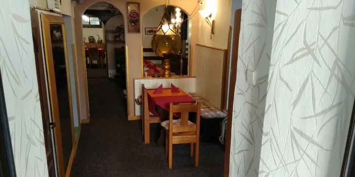 Indické menu pro 2 osoby: předkrm, polévka, 2 jídla s kuřecím masem i dezert