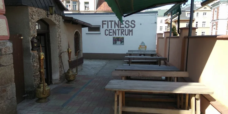 Indické menu pro 2 osoby: předkrm, polévka, 2 jídla s kuřecím masem i dezert