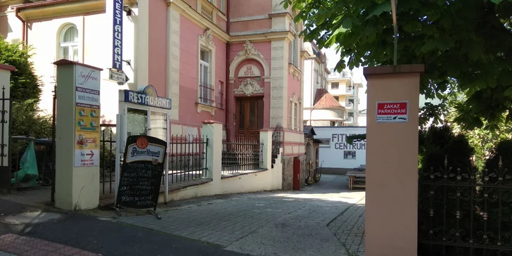 Indické menu pro 2 osoby: předkrm, polévka, 2 jídla s kuřecím masem i dezert