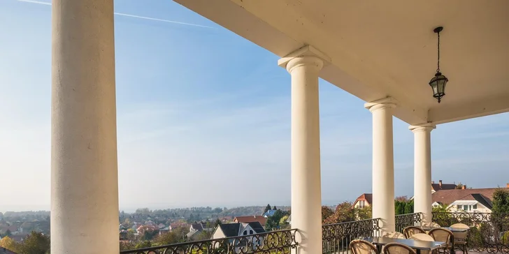 Hotel stojí na mírném kopečku – to jsou panoramata!