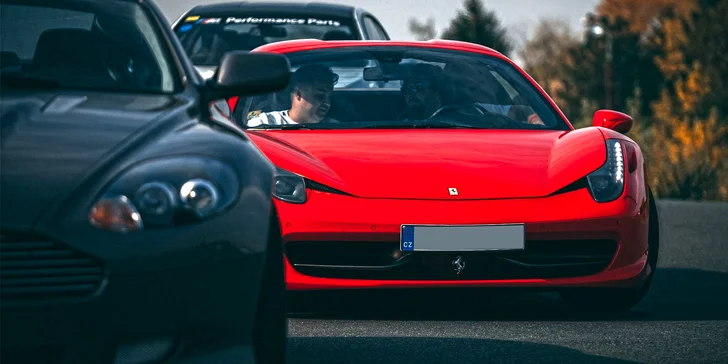 Šlápněte na plyn: Ferrari, Lamborghini i Porsche až na 30 min.