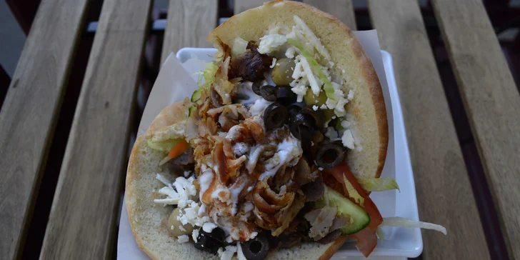 Dürüm, döner nebo kebab box v tureckém bistru s dlouhou otevírací dobou
