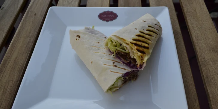 Dürüm, döner nebo kebab box v tureckém bistru s dlouhou otevírací dobou