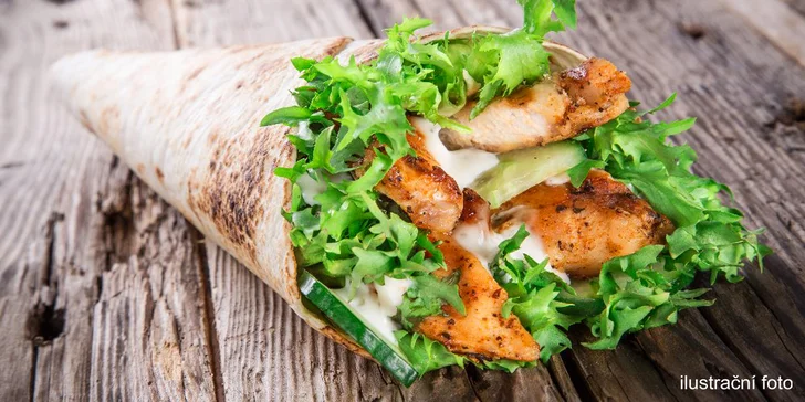Dürüm, döner nebo kebab box v tureckém bistru s dlouhou otevírací dobou
