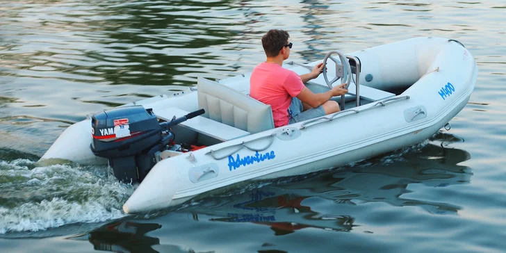 Na 3 nebo 8 hodin kapitánem: zapůjčení motorového člunu na Baťově kanále