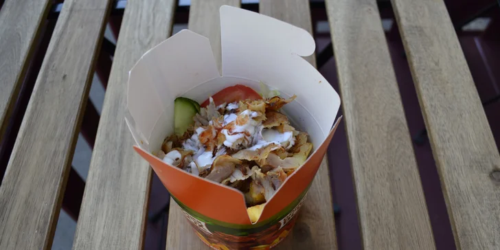 Dürüm, döner nebo kebab box v tureckém bistru s dlouhou otevírací dobou