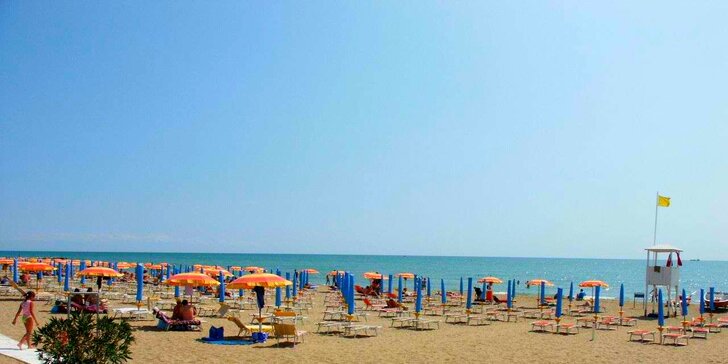Lido di Jesolo s polopenzí vč. nápojů, 50 m od pláže, plážový servis v ceně