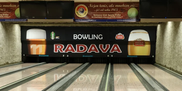 Hoďte to tam: hodina bowlingu s přáteli a 4 piva nebo točené limonády