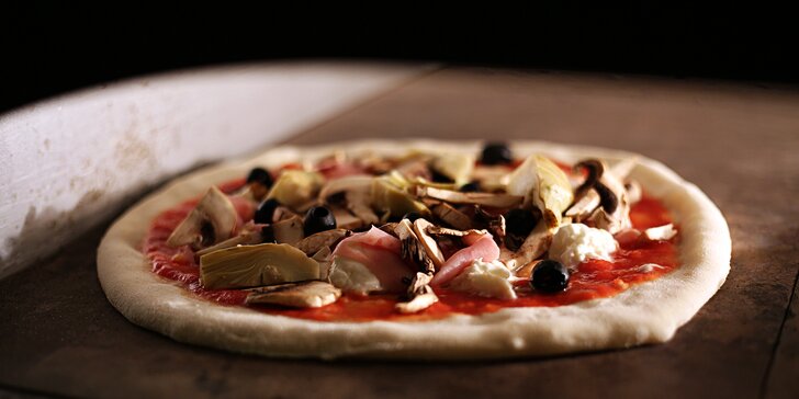 Pravá italská pizza a nealko nápoj v restauraci s italským kuchařem