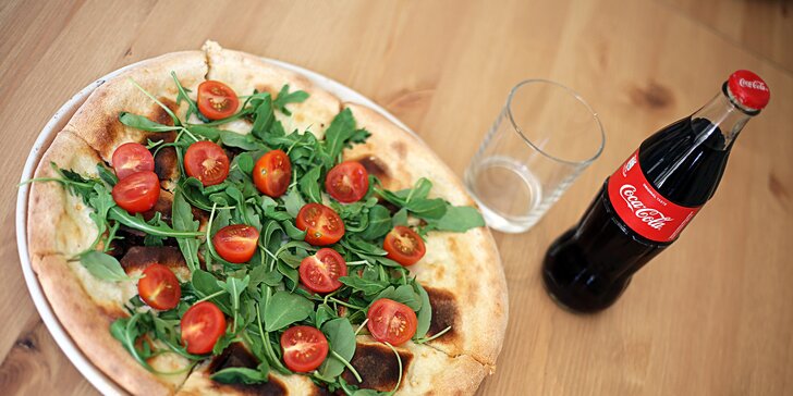 Pravá italská pizza a nealko nápoj v restauraci s italským kuchařem