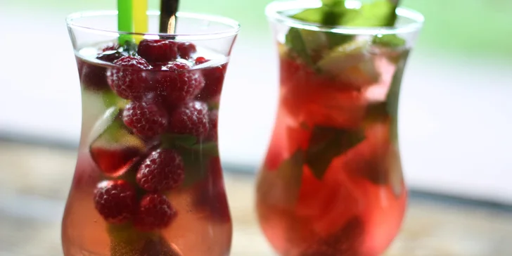 Letní míchané saláty s masem nebo mozzarellou a s limonádou nebo bez ní