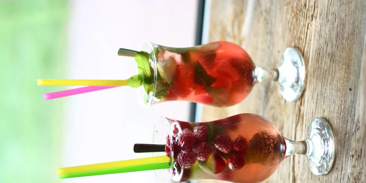 Letní míchané saláty s masem nebo mozzarellou a s limonádou nebo bez ní
