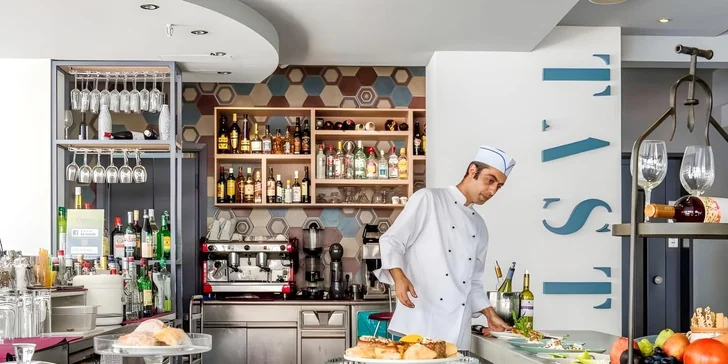 V hlavní restauraci si vychutnáte snídaně, obědy i večeře formou bufetu. U snídaně jsou k dispozici nealkoholické nápoje, káva a čaj, u oběda a večeře navíc pivo a víno. 