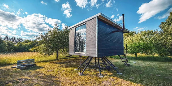 Glamping v krásne zariadenom otočnom tiny house pre 2 osoby a za príplatok hot tube