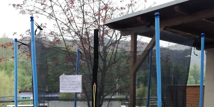 Děti se vyřádí na trampolíně či v dětském koutku.