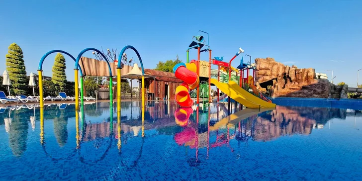 K hotelu patří bazény i miniaquapark. 