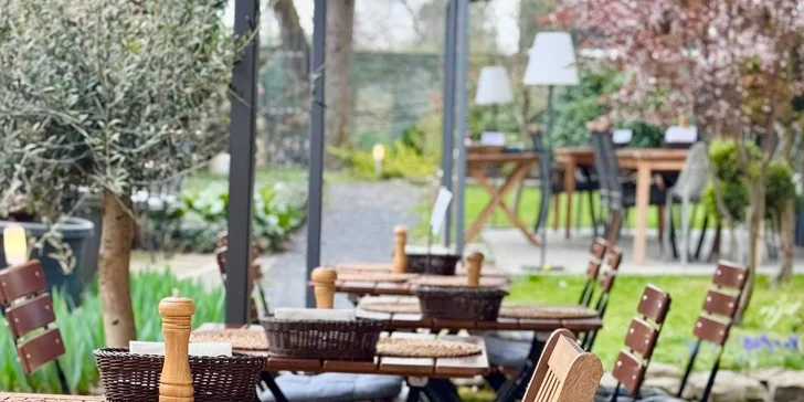 Majitel restaurace a šéfkuchař podniku Martin Gondek se svým týmem svoje menu pravidelně obměňuje podle sezónních trendů.