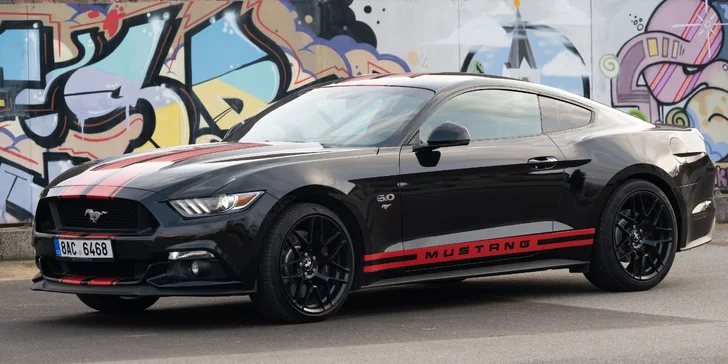 Zvenku zaujmou 20″ kola či projekce loga Mustang na zem.