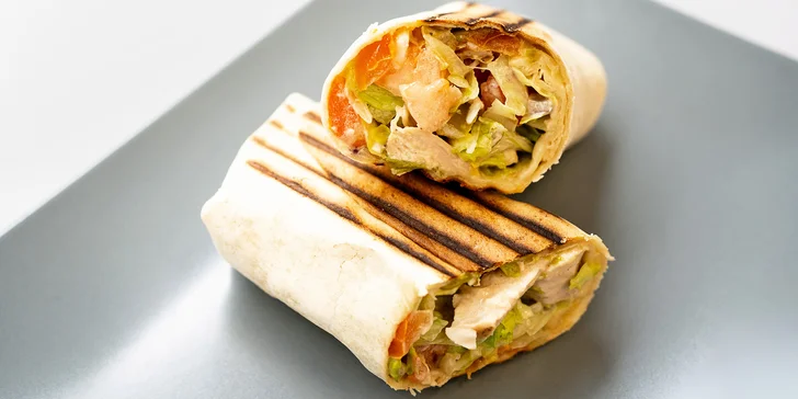Občerstvení v centru Ústí nad Labem: kuřecí bageta, kuřecí wrap i těstovinová rýže a pomerančový fresh