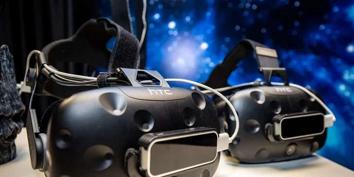 Počas hry hráči stoja na mieste s bezdrôtovými okuliarmi HTC VIVE PRO