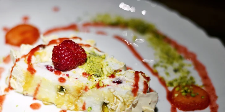 Dezert potom bude roláda, mille-feuille s jahodami nebo čokoládový mousse. 