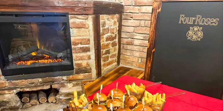 Na místě vás pohostí 4 miniburgery s vepřovým a hovězím masem. 