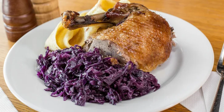 Pomaly pečené konfitované kačacie stehná s kapustou a lokšami pre 1-4 osoby
