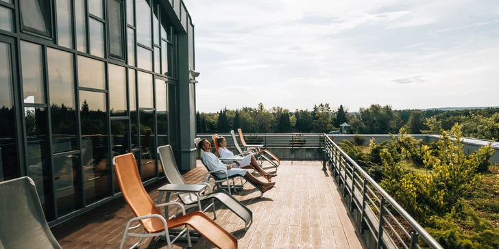 K hotelu patrí terasa, kde sa skvele relaxuje.