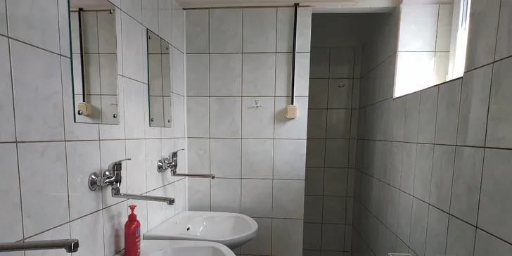 Sociální zařízení je společné na chodbách. 