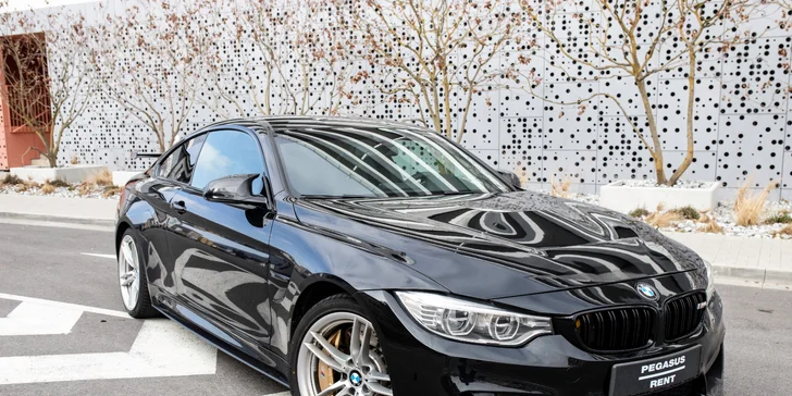 BMW M4 vás nadchne čiernou metalízou a 3.0 motorom