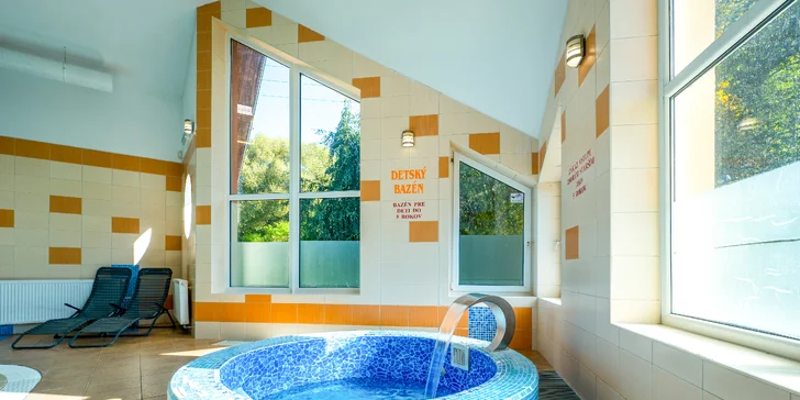 Súčasťou wellness zóny je vnútorný plavecký bazén a relaxačná vírivka.
