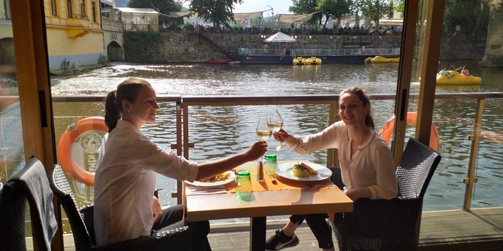 A zatímco si budete vychutnávat skvělé jídlo a pití, můžete se kochat krásným výhledem na Karlův most třeba z terasy restaurace. 