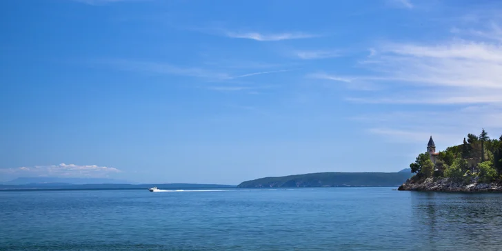 Na samotné pláži můžete objevovat všemožné rekreační a vodní sporty, jako je potápění, parasailing či např. kanoistika.