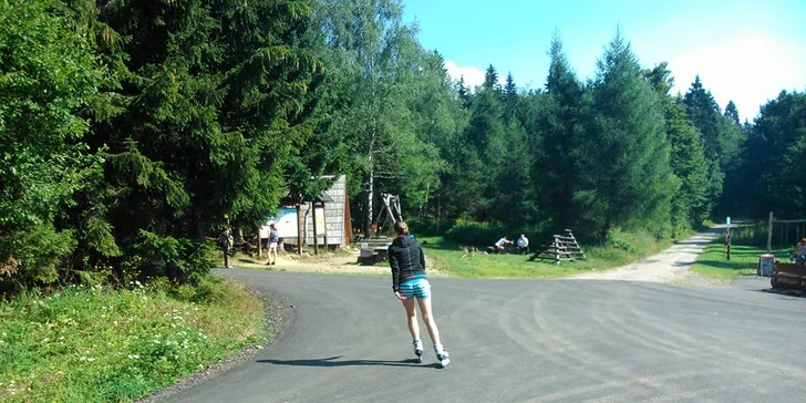 Okolí je skvělé zejména pro turisty a cyklisty, ale i bruslaři si najdou své trasy.