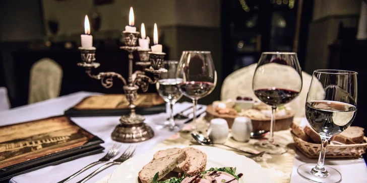 Kromě restaurace je tu zámecký bar s pestrou nabídkou. 