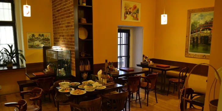 Výběr ze závitků a tradičních jídel ve vietnamské restauraci u náplavky